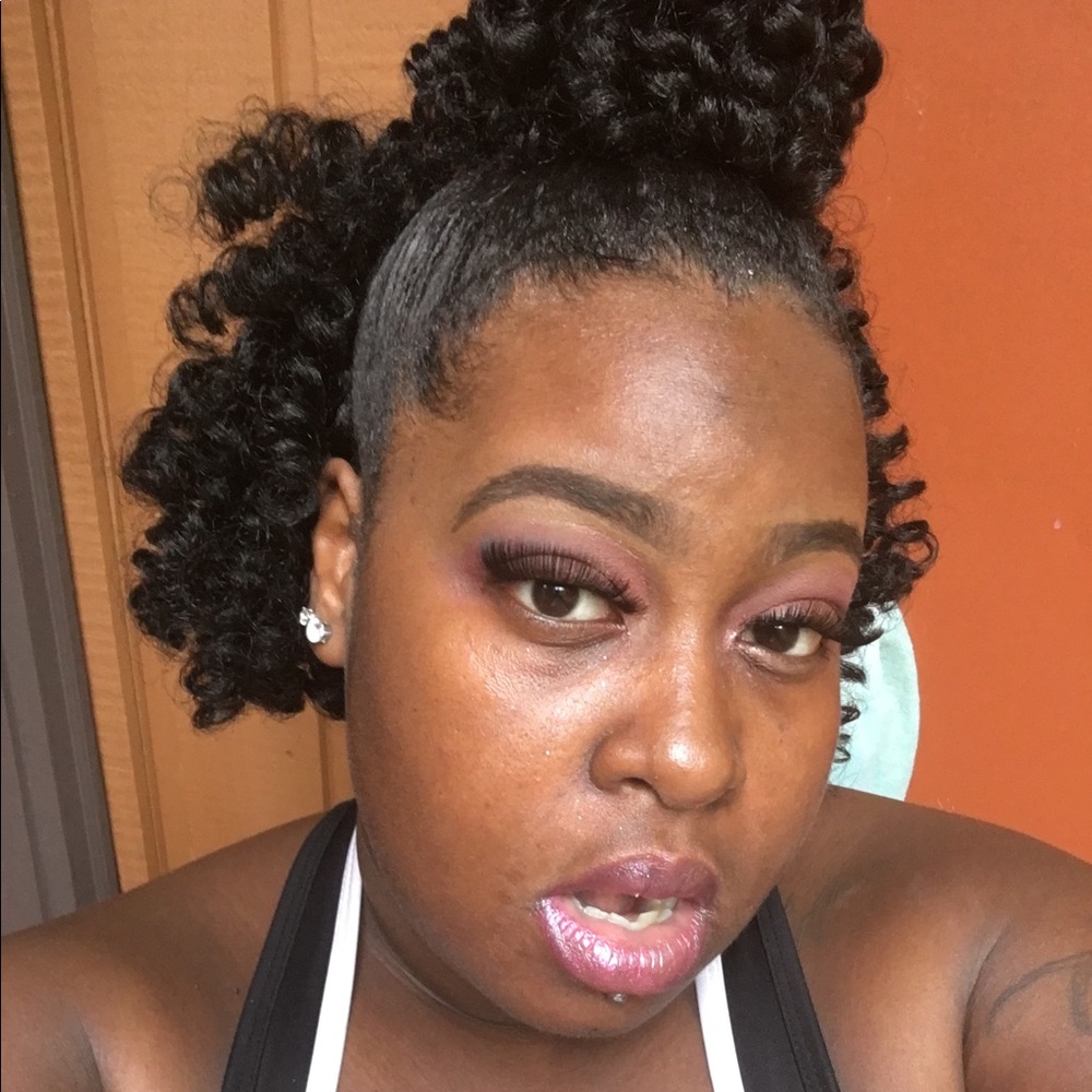 Meet your Posher, Monica